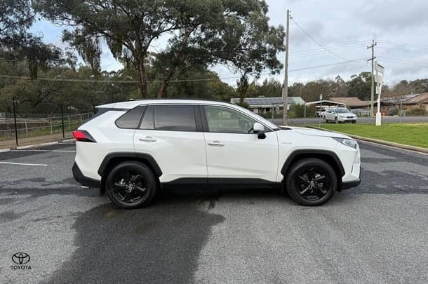 2020 Toyota RAV4 Cruiser in White