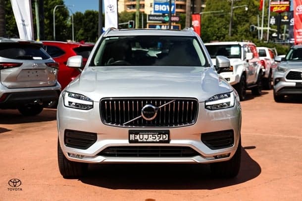 2022 Volvo XC90 B5 Momentum in Silver
