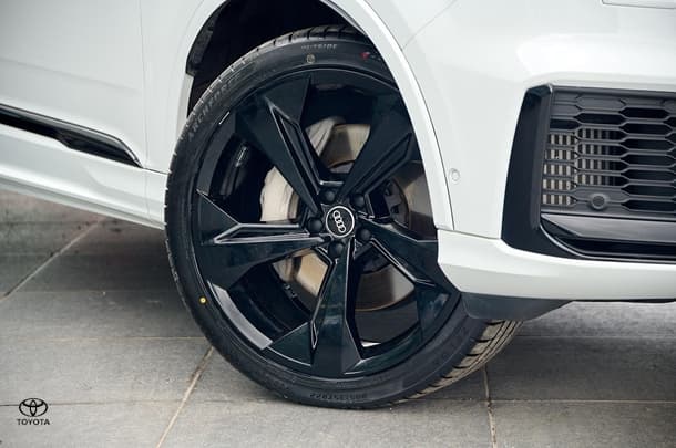 2022 Audi Q7 55 TFSI S line in White