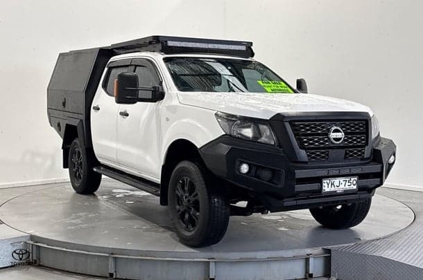 2022 Nissan Navara ST in White