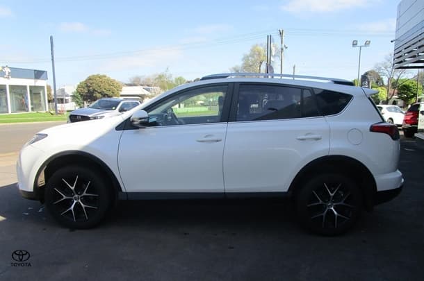 2017 Toyota RAV4 GXL in White