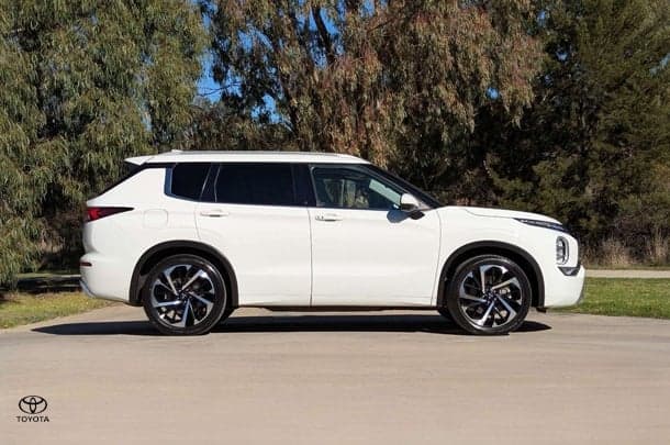 2022 Mitsubishi Outlander Exceed in White