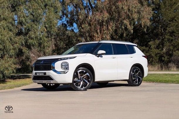 2022 Mitsubishi Outlander Exceed in White