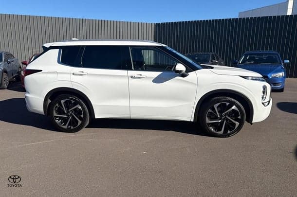 2022 Mitsubishi Outlander Exceed in White