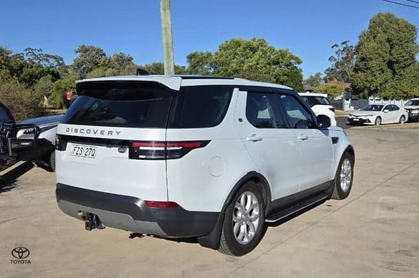 2017 Land Rover Discovery TD6 SE in White