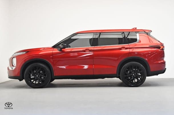 2024 Mitsubishi Outlander Black Edition in Red