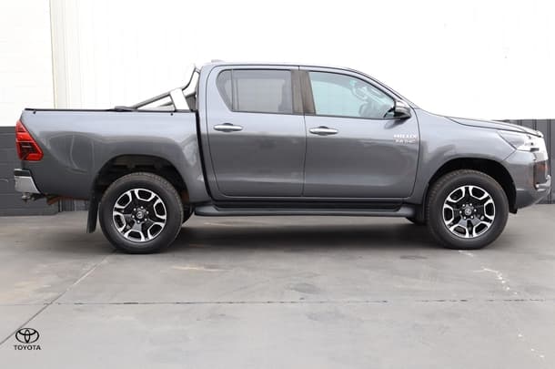 2021 Toyota Hilux SR5 in Grey