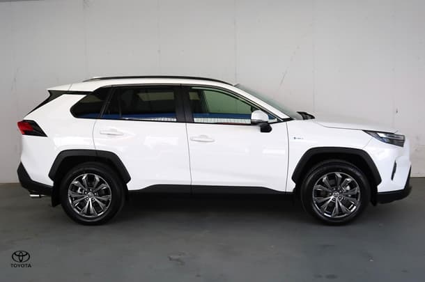 2025 Toyota RAV4 GXL in White