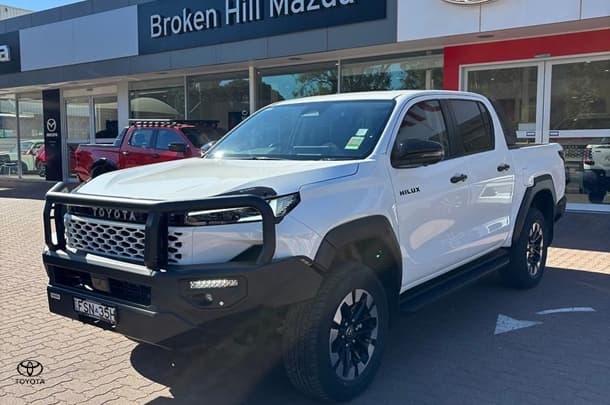 2025 Toyota Hilux SR5 48V in White
