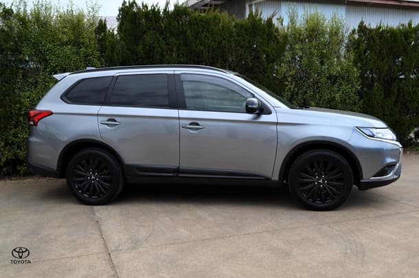 2020 Mitsubishi Outlander Black Edition in Grey
