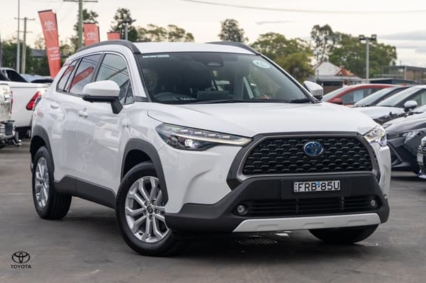 2023 Toyota Corolla Cross GXL in White