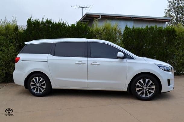 2017 Kia Carnival SLi in White