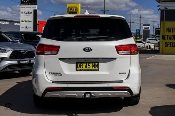 2017 Kia Carnival Platinum in White