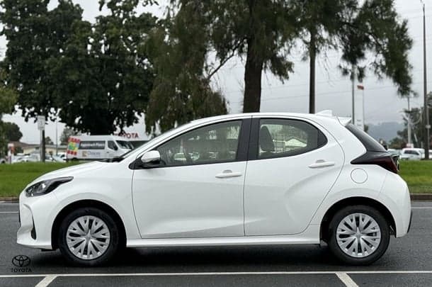 2022 Toyota Yaris Ascent Sport in White