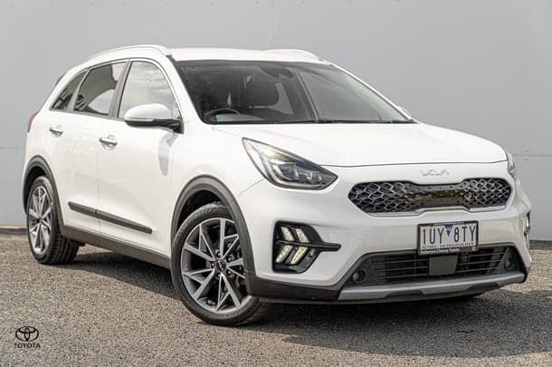 2022 Kia Niro Hybrid S in White