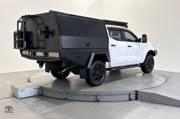 2022 Nissan Navara ST in White