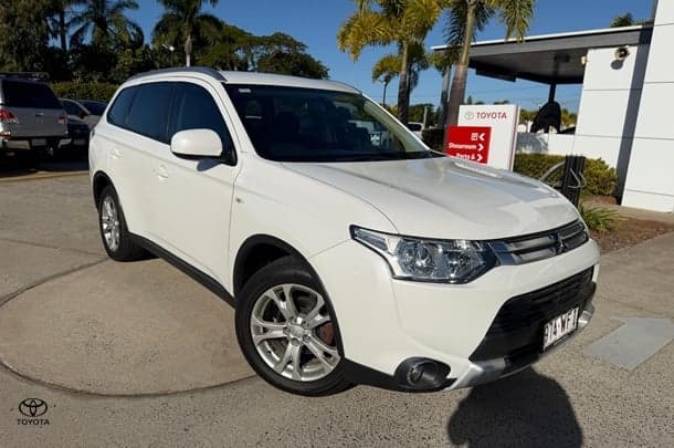 2014 Mitsubishi Outlander ES in White