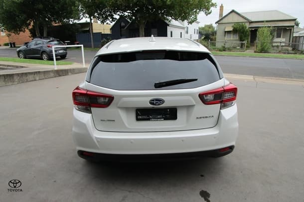 2021 Subaru Impreza 2.0i Premium in White