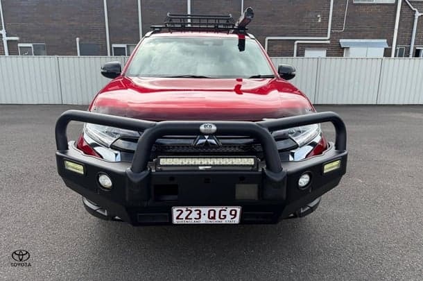 2021 Mitsubishi Outlander Black Edition in Red