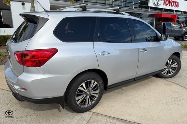 2018 Nissan Pathfinder ST in Silver