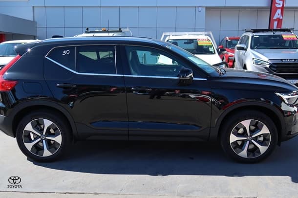 2025 Volvo XC40 Ultra B4 Bright in Black