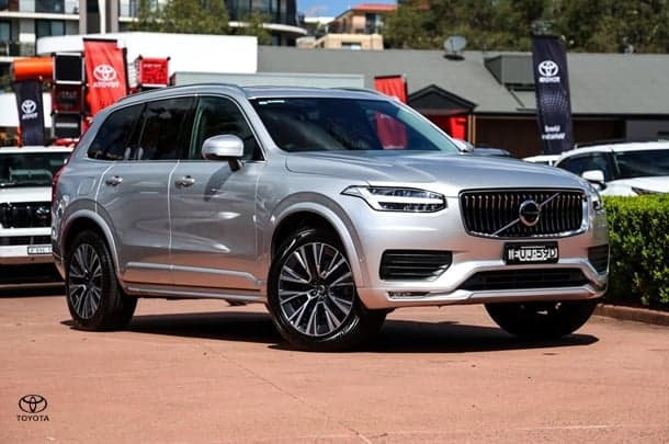 2022 Volvo XC90 B5 Momentum in Silver