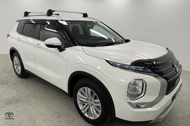 2024 Mitsubishi Outlander LS in White
