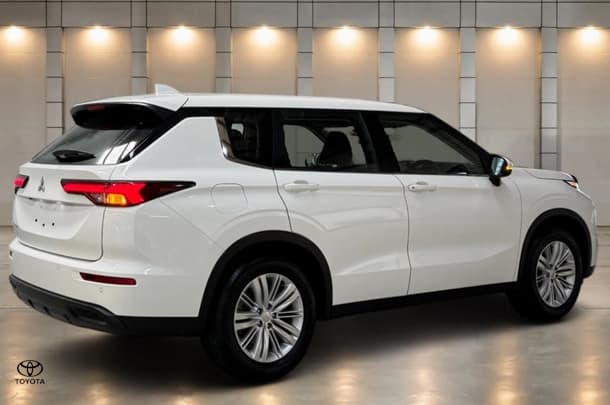2024 Mitsubishi Outlander ES in White