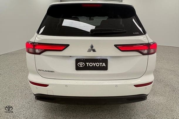 2021 Mitsubishi Outlander ES in White