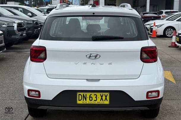 2025 Hyundai Venue Base in Atlas White