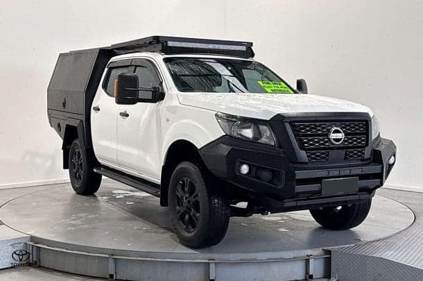 2022 Nissan Navara ST in White