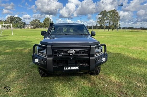 2025 Nissan Navara ST in Silver