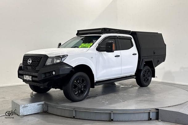 2022 Nissan Navara ST in White