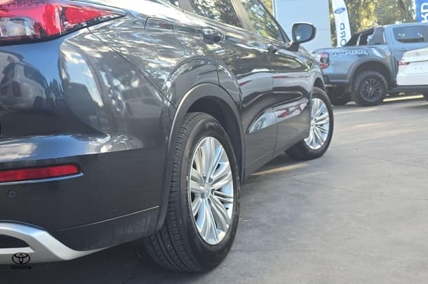 2024 Mitsubishi Outlander LS in Grey