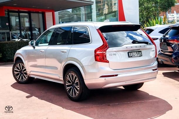 2022 Volvo XC90 B5 Momentum in Silver
