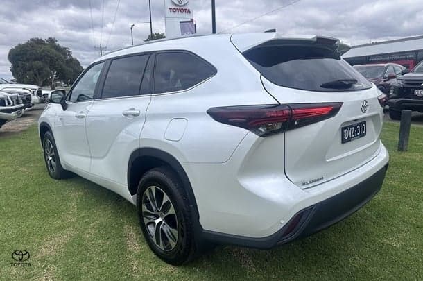 2025 Toyota Kluger GXL in White