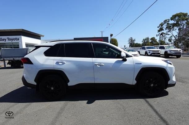 2022 Toyota RAV4 Cruiser in White