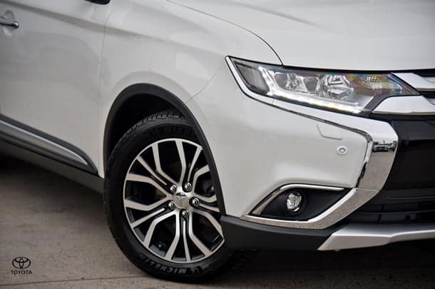 2017 Mitsubishi Outlander Exceed in White