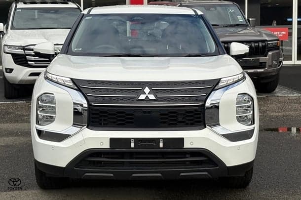 2024 Mitsubishi Outlander ES in White