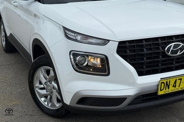 2025 Hyundai Venue Base in Atlas White