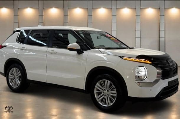2024 Mitsubishi Outlander ES in White