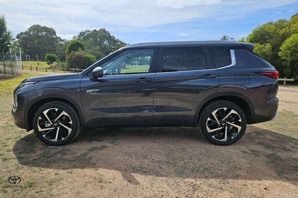 2025 Mitsubishi Outlander PHEV Aspire in Black