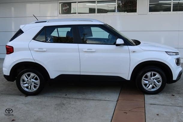 2023 Hyundai Venue Base in White