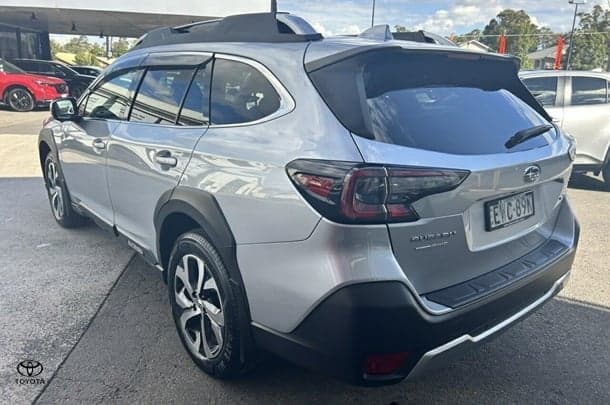 2022 Subaru Outback AWD Touring in Silver