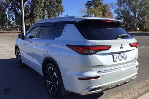 2024 Mitsubishi Outlander Exceed in White