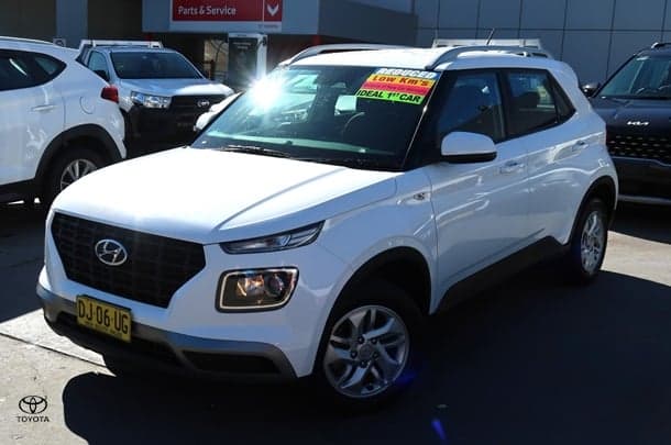 2023 Hyundai Venue Base in White