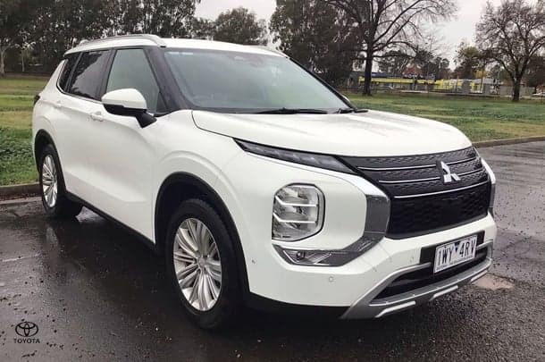 2023 Mitsubishi Outlander LS in White