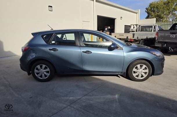 2011 Mazda 3 Neo in Blue