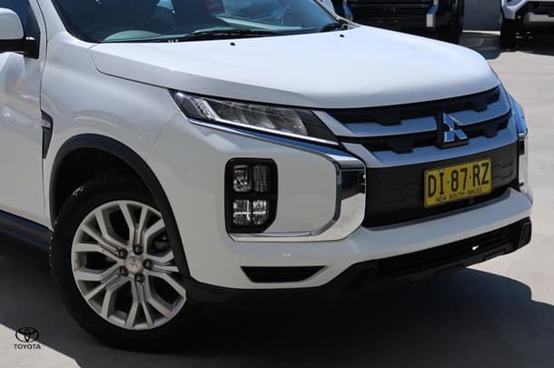 2024 Mitsubishi ASX ES in White