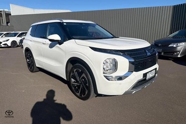 2022 Mitsubishi Outlander Exceed in White